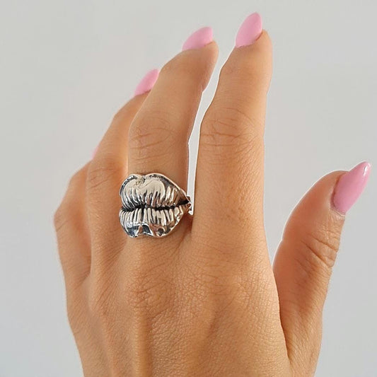 Kissing Lips Ring - sterling silver - message of love & affection